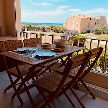 Les Pieds Dans L'eau Apartment *