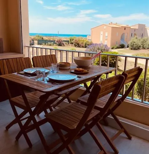 Les Pieds Dans L'eau Apartment *