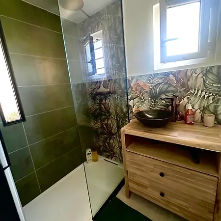 Les Pieds Dans L'eau Apartment *